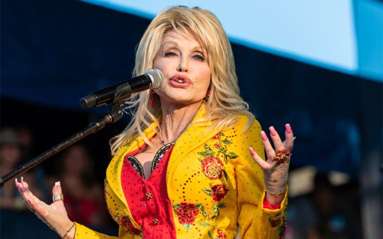 how tall is dolly parton